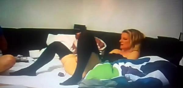 Pärchen Seine blonde Freundin ist wieder geil und masturbiert sich ihre schöne kleine saftige Vot3e71ze mit Vibrator Toy